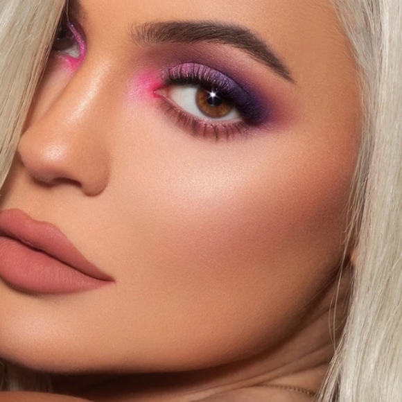 KYLIE BIRTHDAY SIPPING PRETTY PALETTE. - Picture 4 of 10